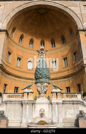 La pomme de pin en bronze sculpture et fontaine dans la cour de la pomme de pin (Cortile della Pigna), Musée du Vatican, Rome, Italie Banque D'Images