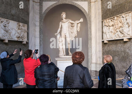 Les visiteurs qui cherchent à l'Apollo del Belvedere statue dans la Cour octogonale (Cortile) Ottagono, Musée du Vatican, Rome, Italie. Banque D'Images
