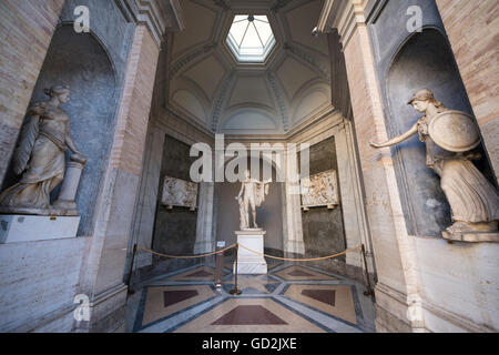 Apollo del Belvedere statue dans la Cour octogonale (Cortile) Ottagono, Musée du Vatican, Rome, Italie. Banque D'Images