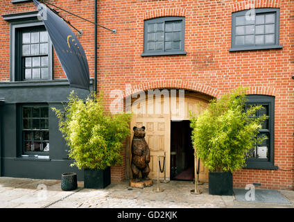 L'extérieur et l'entrée de la crazy Bear Beaconsfield, Vieille Ville, Bucks. Banque D'Images