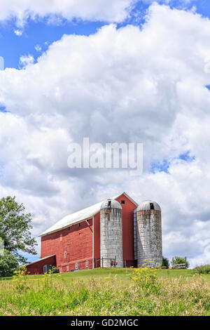 Une vieille ferme Amish dans l'état de New York dans la région des lacs Finger avec une grange rouge et les silos à grains. Banque D'Images