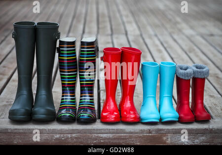 Cinq paires de bottes de pluie colorées. Concept de la famille Banque D'Images