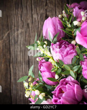 Pile de tulipes roses fraîches et le muguet sur de table en bois avec copie espace Banque D'Images