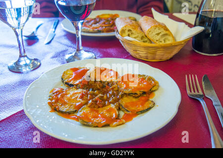 Les aubergines avec pisto manchego servant dans un restaurant. Madrid, Espagne. Banque D'Images