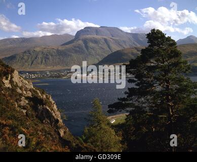 L'Ecosse, Inverness-shire. Ben Nevis et de Fort William à partir de Camusnagaul. Vers 1980. Numérisée à partir d'une 5'x4' filiale à trio Banque D'Images