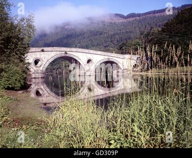 L'Écosse, le Perthshire. La lumière du soleil du matin brumeux sur le pont sur la rivière Tay à Kenmore. Vers 1980 numérisée à partir d'une 5'x4' qui Banque D'Images