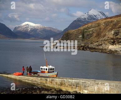 L'Écosse, Skye.bateau de pêche sur la jetée de Elgol sur Loch Scavaig Cuillin Hills, avec la grande majorité des Selkirk Arms sur la droite. Cir Banque D'Images