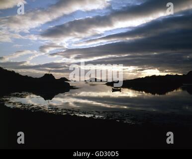 L'Écosse,Invernesshire. Le dirigeant d'une voile au coucher du soleil sur le Loch Nan Uamh près de Arisaig. Près du point en 1746 où Bonny Prince Char Banque D'Images