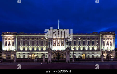 Le palais de Buckingham à Londres la nuit Banque D'Images