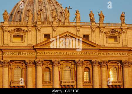 La Basilique St Pierre à l'aube Rome Lazio Italie Europe Banque D'Images