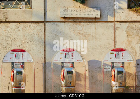 Ligne de téléphones à pièces public Rome Lazio Italie Europe Banque D'Images