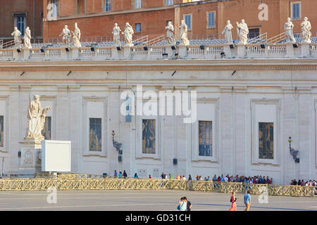 La Basilique St Pierre Piazza San Pietro Rome Lazio Italie Europe Banque D'Images