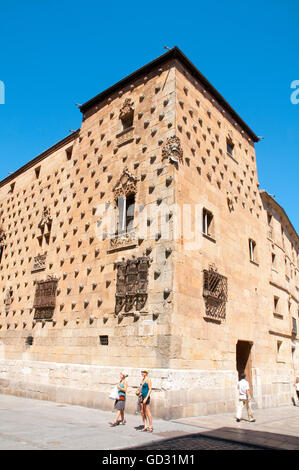 Façade de la Casa de las Conchas. Salamanque, Castille Leon, Espagne. Banque D'Images