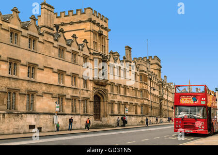 Bus touristique passant Queens College Oxford UK Banque D'Images