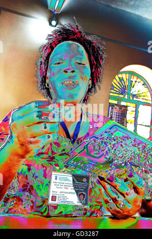 Hotitode, une femme de Togo sur un atelier solaire, apprendre à faire à l'énergie solaire lanters Barefoot College à Tilonia, Rajasthan, Inde. De nombreuses femmes sont iliterate ou semi alphabétisés. Ils sont formés à partir de tous les pays du monde, afin qu'ils puissent prendre leurs compétences en arrière et la cascade de l'apprentissage. Banque D'Images