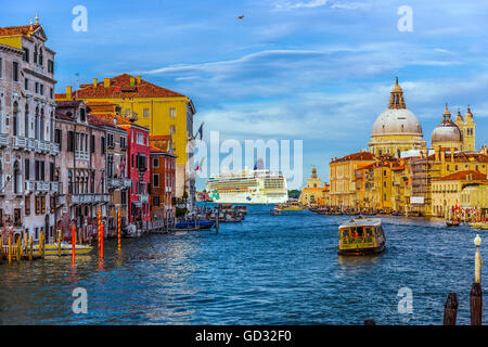 Italie Vénétie Venise Canal Grande Punta della Dogana Banque D'Images