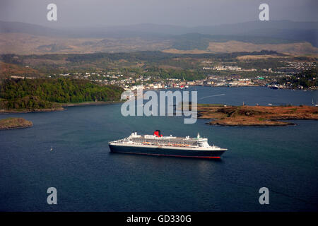 La Cunard Queen Mary II se rendant sur Oban, Argyll, Scotland. Banque D'Images