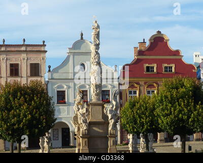 Telc, en Moravie, maisons Renaissance Baroque avec voûte avec memorial de la lutte antiparasitaire Banque D'Images