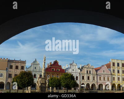 Telc, en Moravie, maisons Renaissance Baroque avec voûte et les ravageurs memorial Banque D'Images