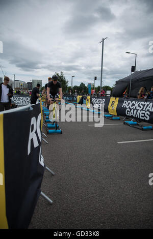 Red Hook Crit Londres 2016 vélos pignon fixe Vélo Critérium cyclistes se réchauffer sur les rouleaux avant l'événement Banque D'Images