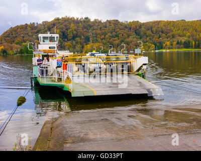 La commande par câble Windermere ferry près de la jetée de Bowness-on-Windermere dans le Lake District, Cumbria, Angleterre. Banque D'Images