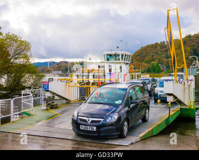 Les voitures du débarquement à câble Windermere ferry à Bowness-on-Windermere dans le Lake District, Cumbria, Angleterre. Banque D'Images