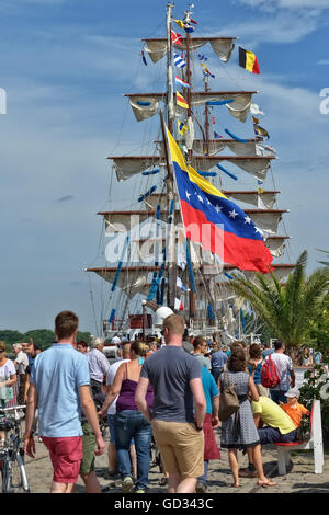 Des foules de touristes visitent voilier vénézuélien Simon Bolivar dans jour du départ des courses de grands voiliers 2016 le 10 juillet 2016 dans Ant Banque D'Images