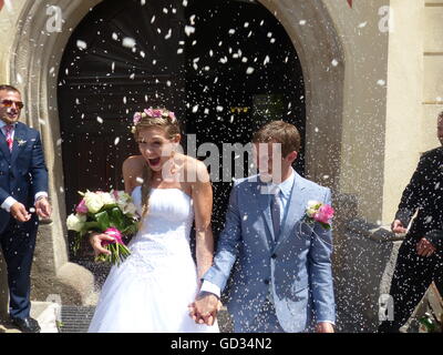 Jeunes mariés ayant jeté sur eux du riz après la cérémonie de mariage, une tradition vieille de centaines d'années en Moravie Banque D'Images