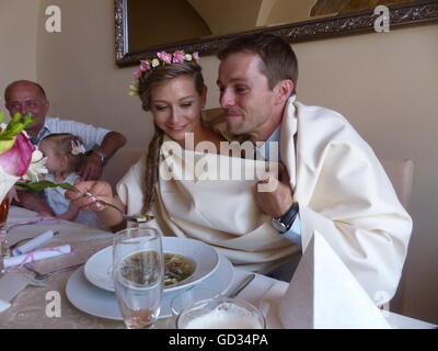 Réception de Mariage, mariée, marié, une fille, heureux, bonheur, soupe, manger avec une cuillère Banque D'Images