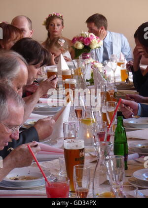 Réception de Mariage, mariée, marié, une fille, heureux, bonheur, soupe, boissons, vous, sympathisants, bière, vin Banque D'Images