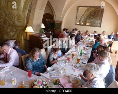 Réception de Mariage, mariée, marié, une fille, heureux, bonheur, soupe, boissons, vous, sympathisants, de l'alimentation, le déjeuner Banque D'Images