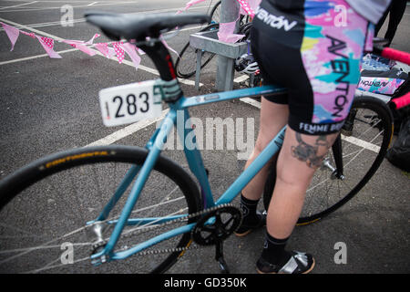 L'équipe cycliste femmes Femme Velociposse F4 1000 avenant à la Red Hook Crit Londres 2016 Fixie pignon fixe Vélos Piste Critérium Bikes Banque D'Images