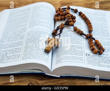 La Sainte Bible avec des crucifix et Rosaire Banque D'Images