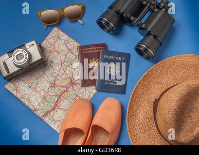 Vacances d'été, le tourisme et les objets concept - close up de vêtements, appareil photo, jumelles, les passeports et la carte de voyage Banque D'Images