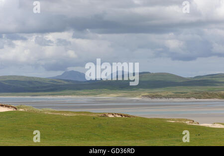 Loch Gruinart à marée basse avec les Paps of Jura dans la distance. Gruinart, Islay, Hébrides intérieures, Argyll, Scotland, UK. Banque D'Images