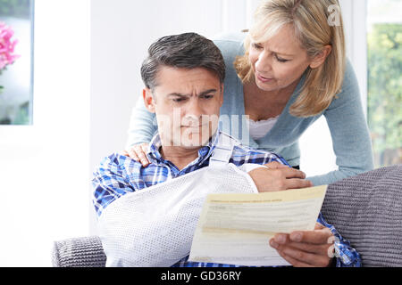 Couple Reading Lettre à propos de la blessure de mari Banque D'Images