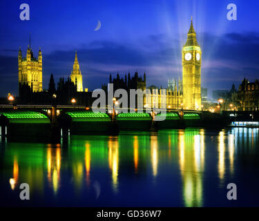 GB - LONDON : Chambres du Parlement par nuit Banque D'Images