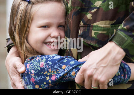 Daughter Hugging père militaire en congé d'accueil Banque D'Images