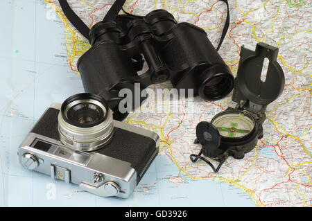 Porro Jumelles, compas militaire et vieille caméra analogique télémètre allongé sur la carte. Banque D'Images