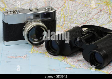 Porro Jumelles et télémètre vieux mensonge caméra analogique sur la carte. Banque D'Images