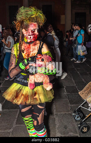 Zombie avec poupée sanglante Banque D'Images