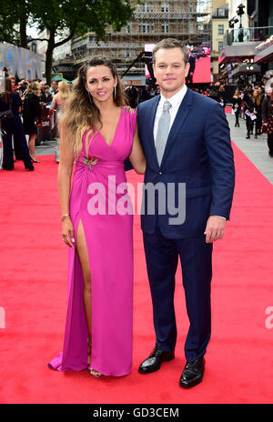 Matt Damon et sa femme Luciana Barroso participant à la première européenne de Jason Bourne s'est tenue au cinéma Odeon de Leicester Square, Londres. Banque D'Images