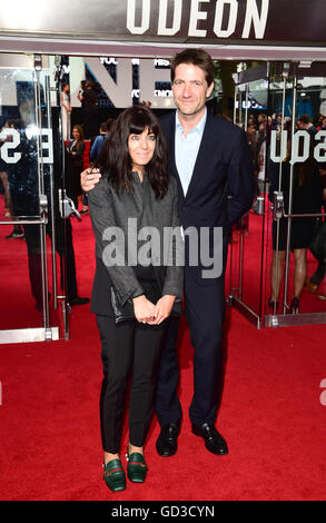 Claudia Winkleman et son mari Kris Thykier participant à la première européenne de Jason Bourne s'est tenue au cinéma Odeon de Leicester Square, Londres. Banque D'Images