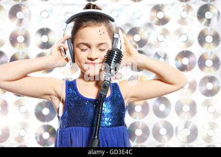 Enfant, adolescent, girl, chantant dans un micro, un petit chanteur. Banque D'Images