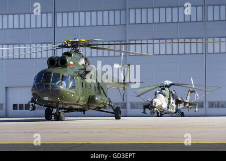 OSTRAVA, RÉPUBLIQUE TCHÈQUE - le 22 septembre : hélicoptère MI-8T polonaise se prépare à lancer au cours de l'OTAN la session airshow jours sur Septembre Banque D'Images