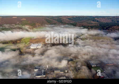 Vue aérienne, nouveau parc industriel Enste avec brouillard d'automne, Meschede, Sauerland, Rhénanie du Nord-Westphalie, Allemagne, Europe, antenne Banque D'Images