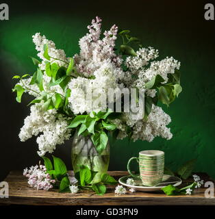 Bouquet de lilas sur la table en bois. Banque D'Images