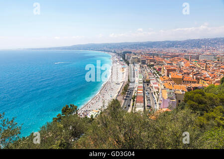 Panorama de l'antenne de belle plage en ville de Nice en journée ensoleillée, Côte d'Azur, France Banque D'Images