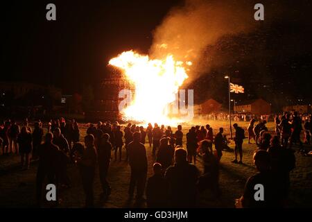 L'énorme feu de joie sur la route Shankill à Belfast est allumé la onzième nuit pour inaugurer la douzième commémoration. Banque D'Images