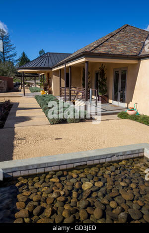 Salle de dégustation de vins au vignoble 7 & 8 au printemps 4028 Mountain Road à l'ouest de la ville de Sainte-Hélène de la Napa Valley en Californie Banque D'Images